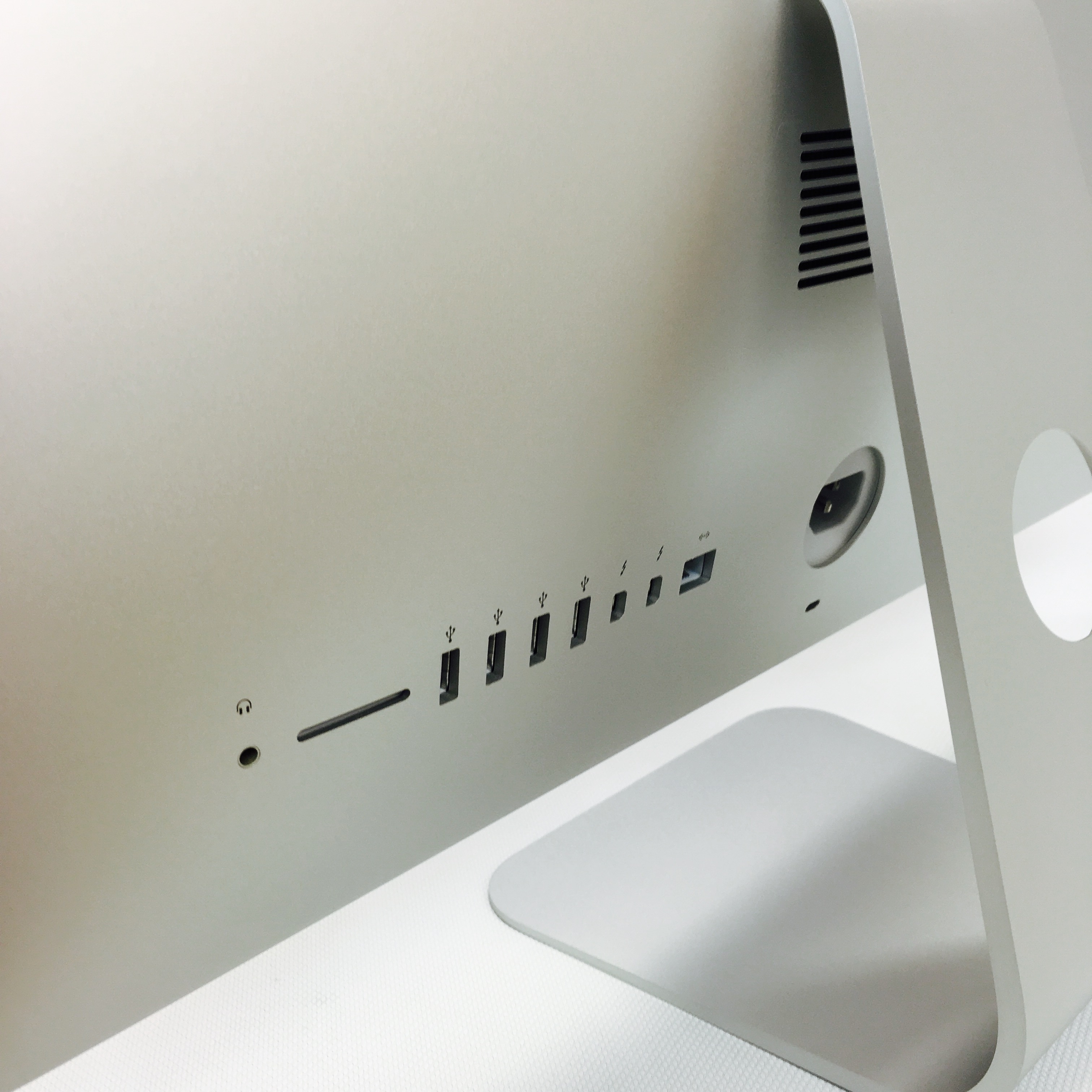 iMac 21.5" Retina 4K Late 2015 (Intel Quad-Core i5 3.1 GHz 8 GB RAM 256 GB SSD), Intel Quad-Core i5 3.1 GHz, 8 GB RAM, 256 GB SSD, image 3